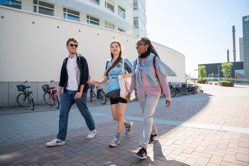 Studenter på väg mot Campus Arena
