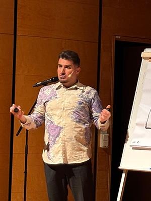 Man medverkar på konferens