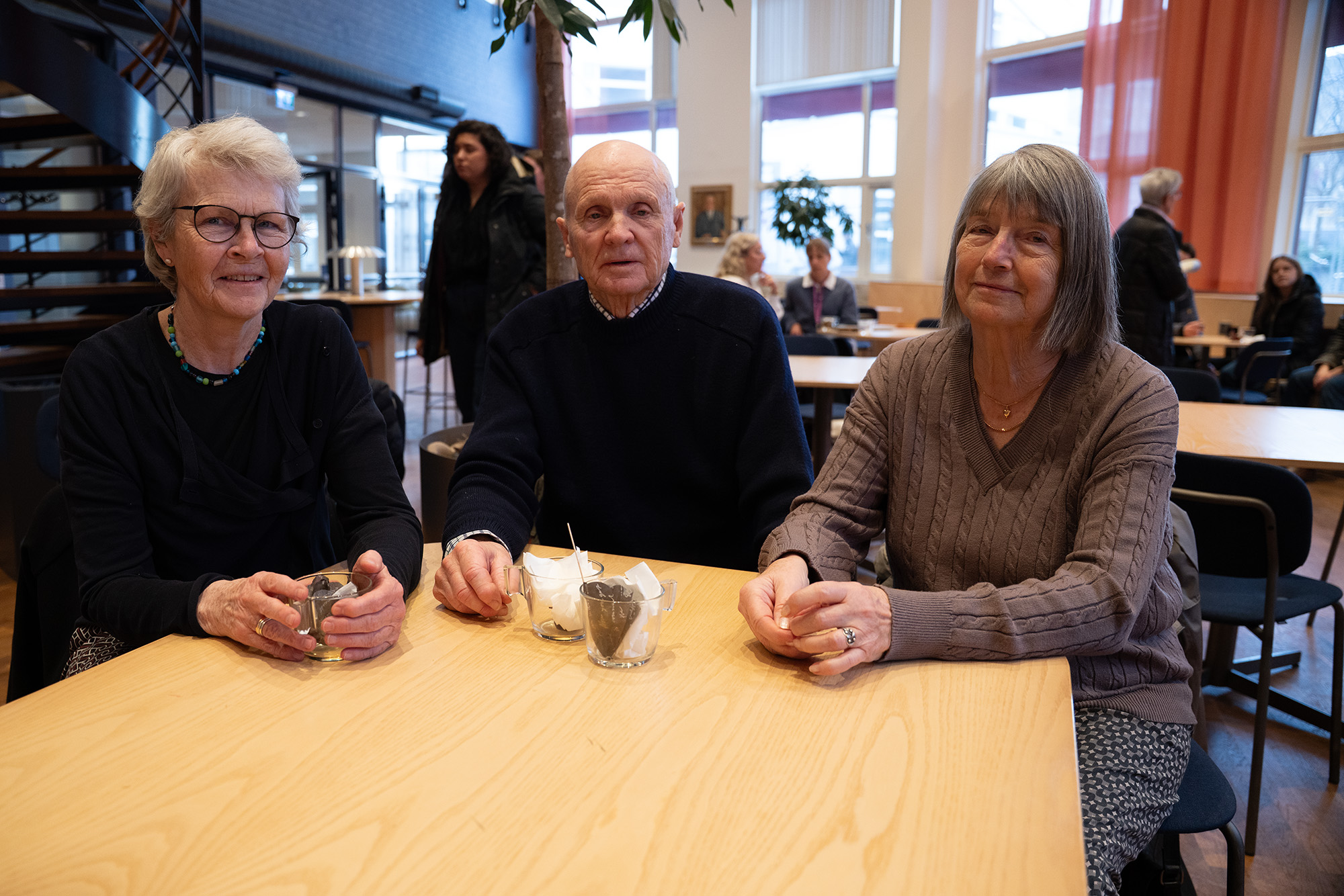 tre personer vid ett bord