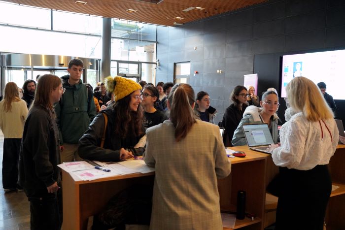 much people in the entrance of JU