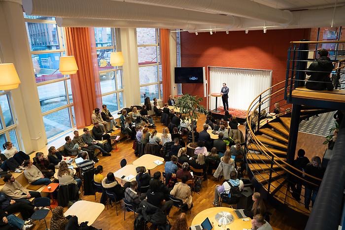 Fullsatt sal med studenter