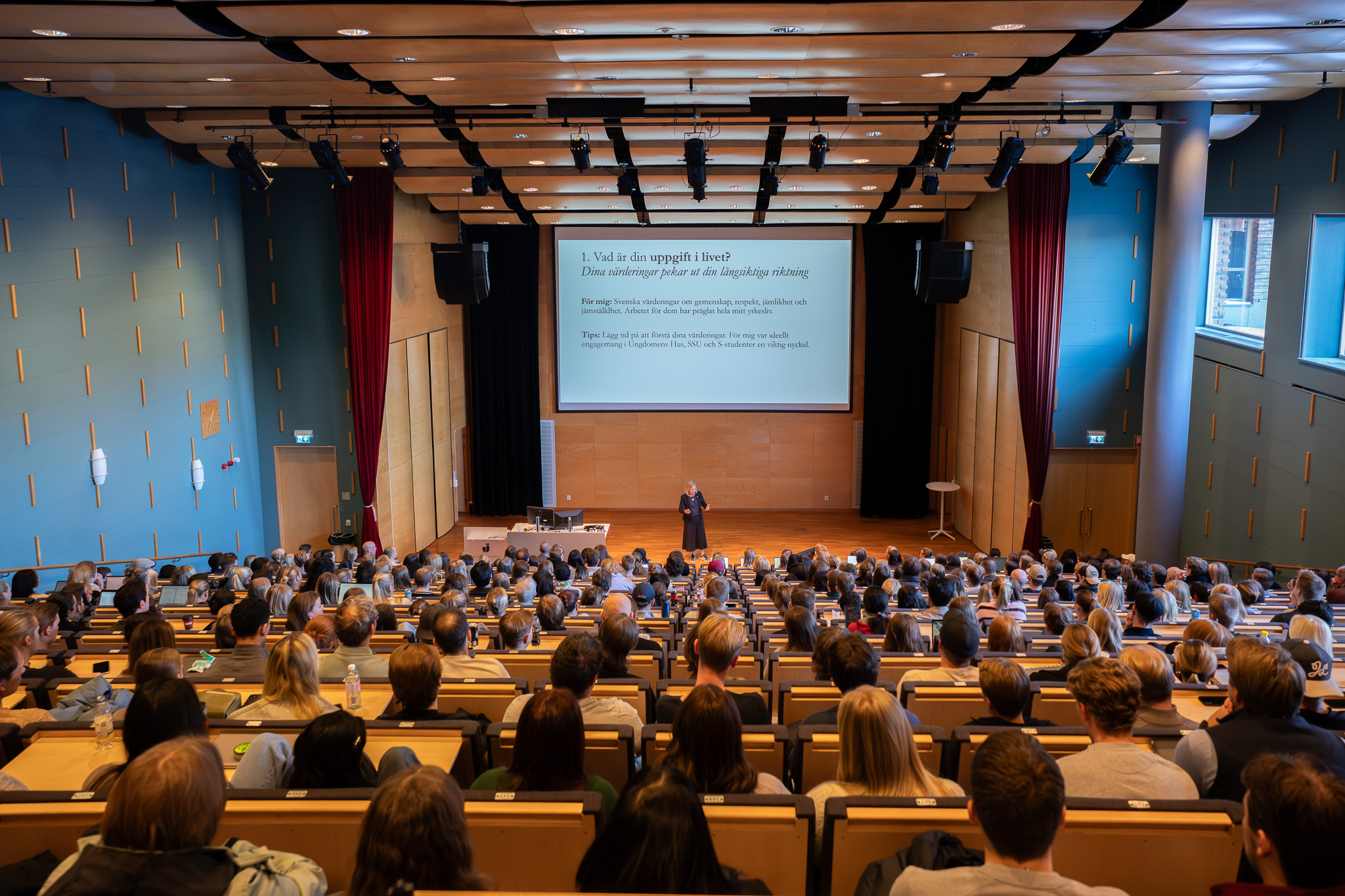 Ett foto på en fullsatt JU-aula under Magdalena Anderssons föreläsning om ledarskap.