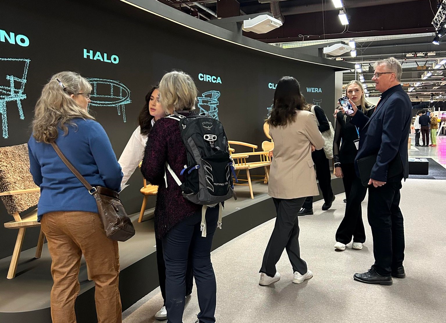 Studenter på möbelmässan i Stockholm.