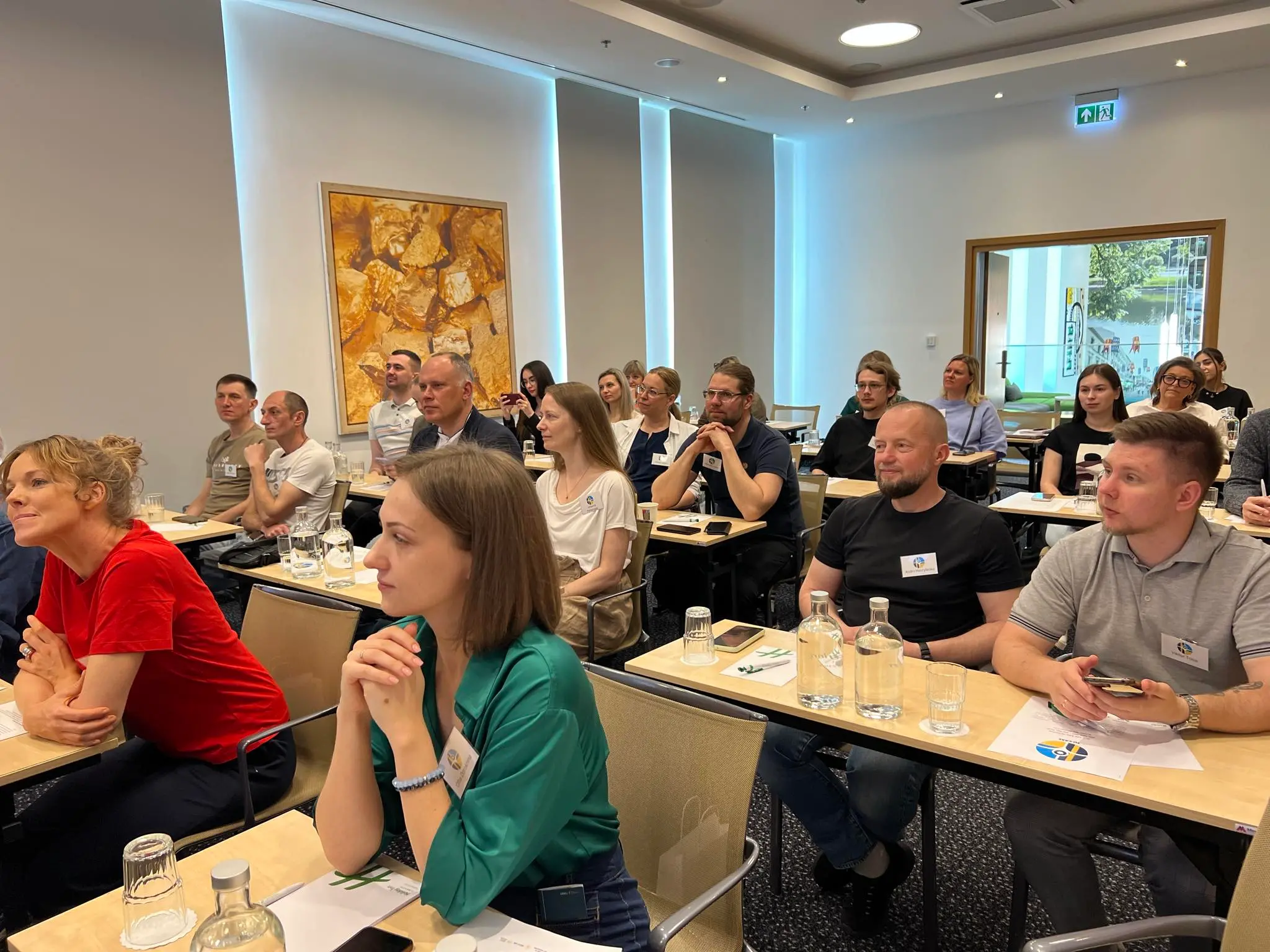 En grupp människor lyssnar till en presentation.