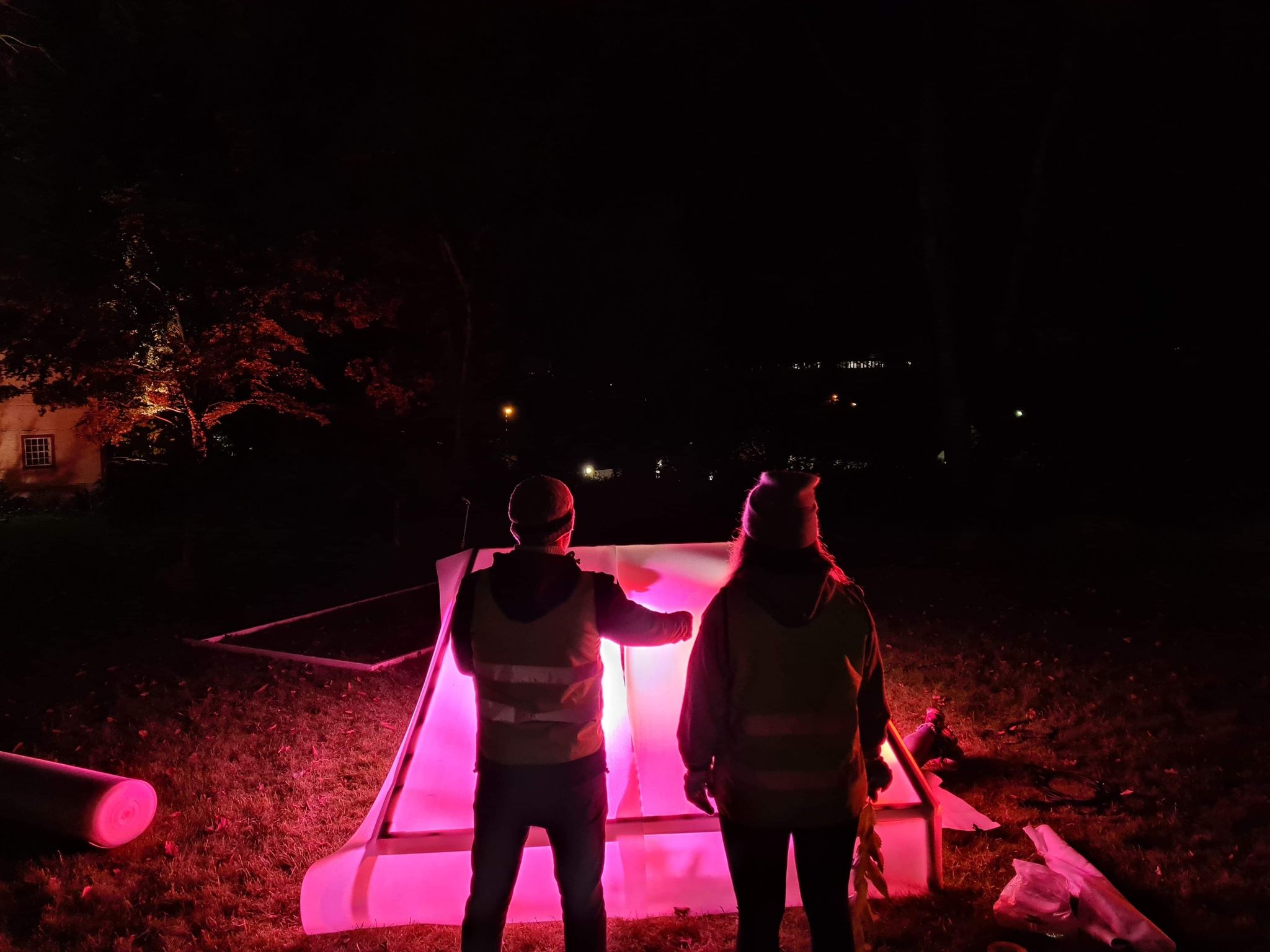 Lljusinstallationen Septemberljus i Slottsparken i Huskvarna.