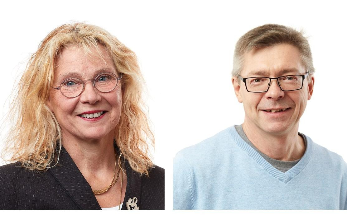 Två glada personer med glasögon