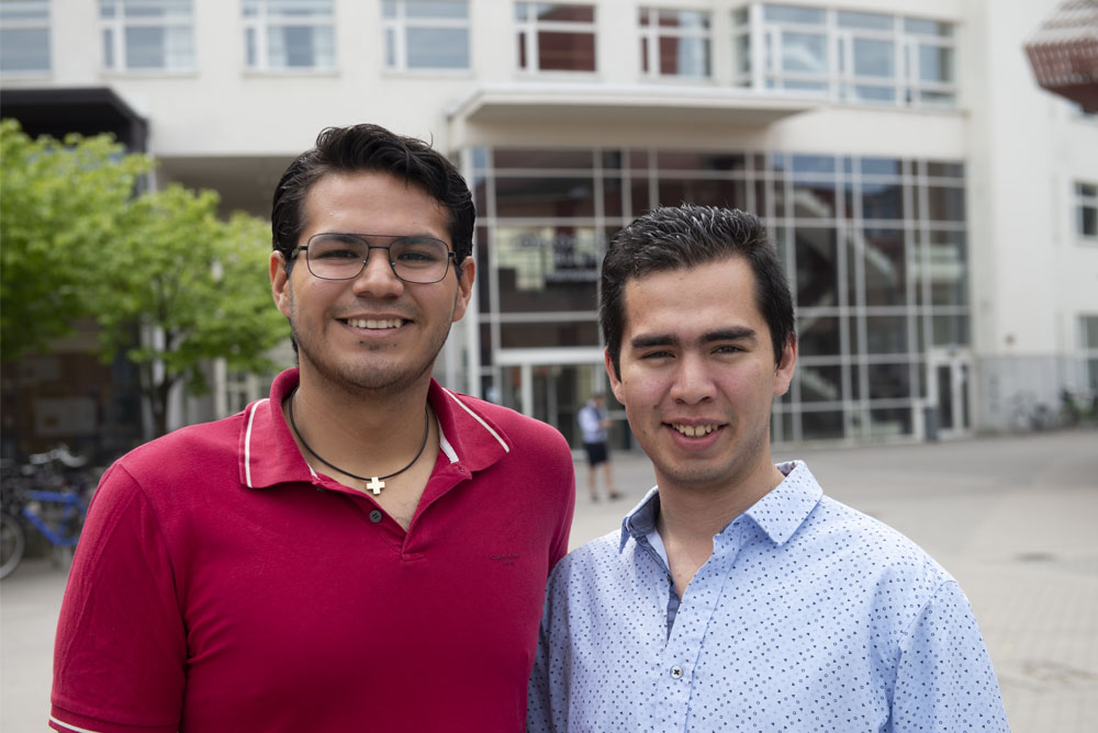 Luis Cano och Luis Cabrera har trivts väldigt bra på Jönköping University och i Jönköping. Foto: Daniel Sjödahl.