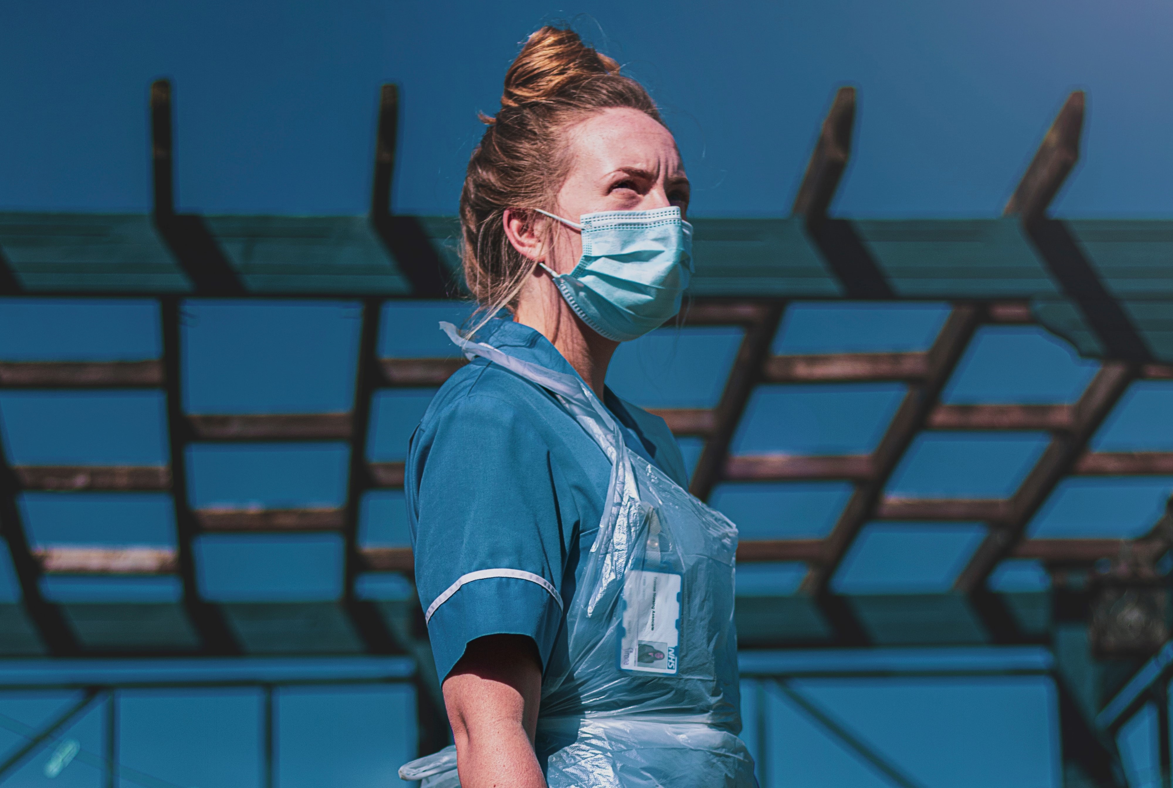 En vårdpersonal iklädd skyddsutrustning.