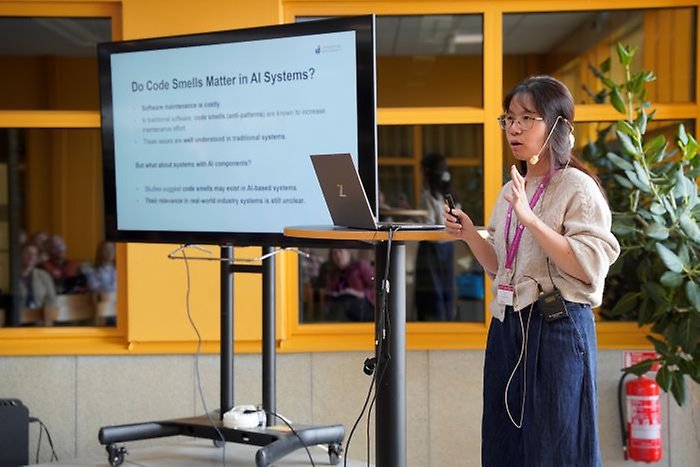 kvinna presenterar på en scen